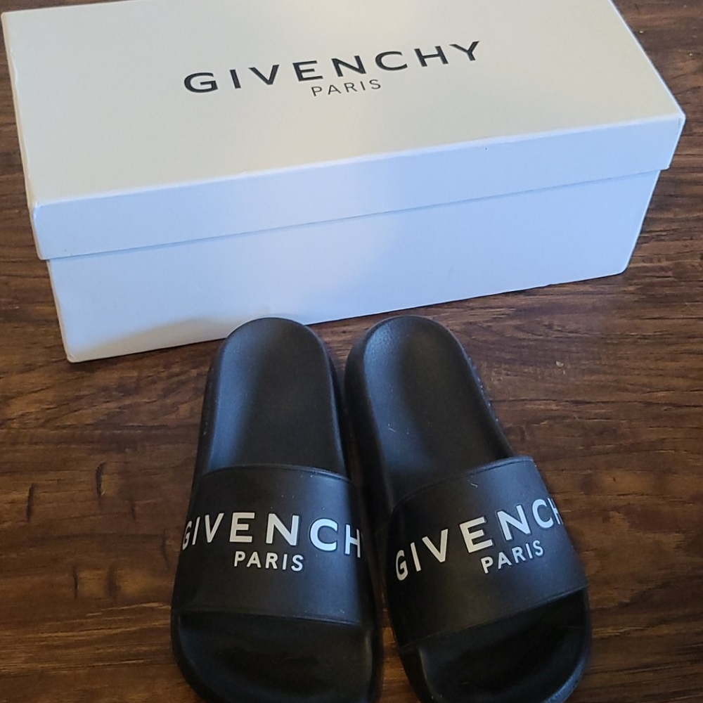 ❤ Givenchy Logo Slides